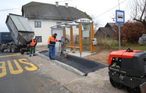 ASFALTIRANJE AVTOBUSNEGA POSTAJALIŠČA SVETI VID 03 FOTO LJUBO VUKELIČ